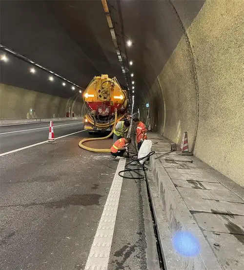 方山隧道排水渠清淤